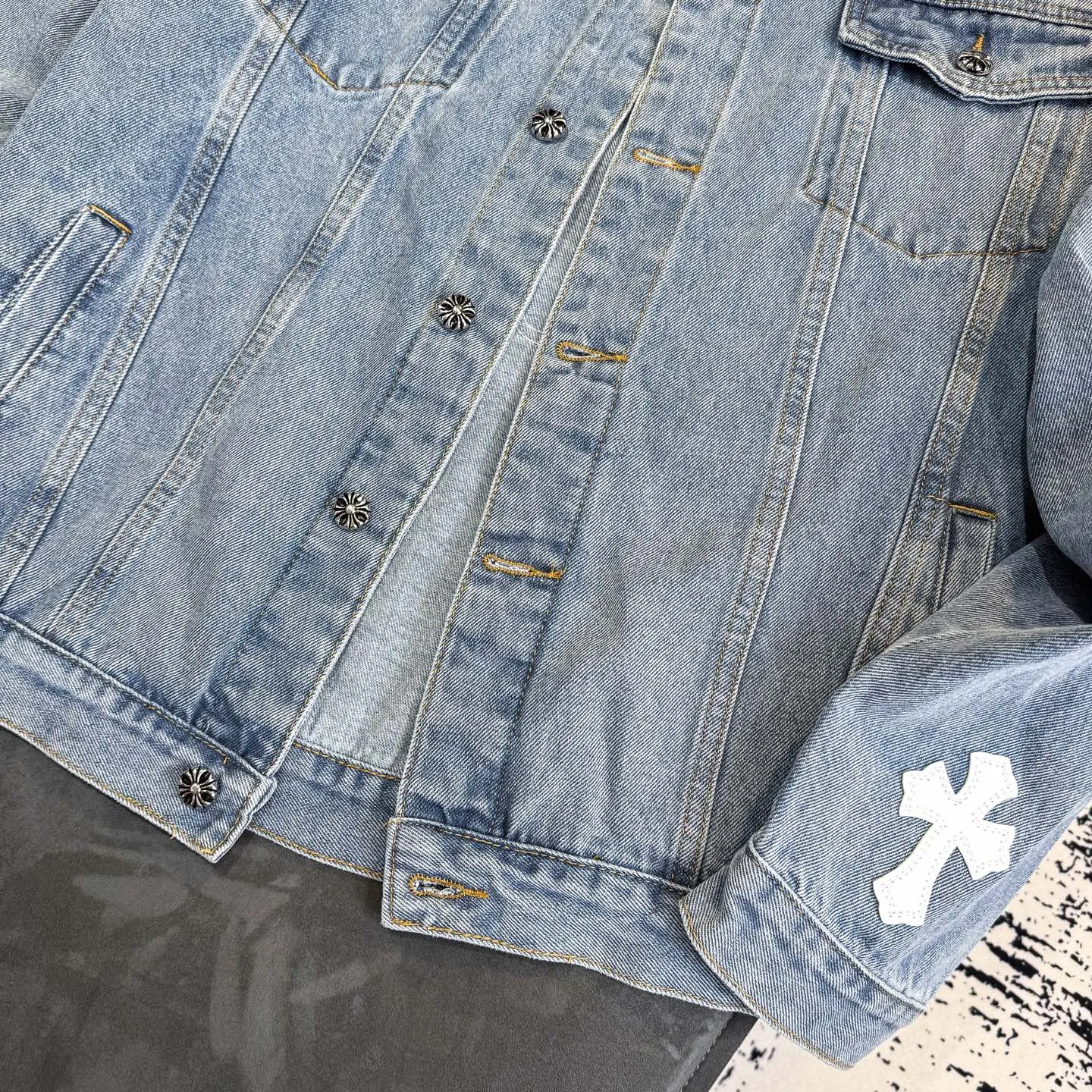 P270 Chrome/Hearts Chrome/Hearts Sanskrit embroidered cross-paved leather denim jacket. The whole piece of clothing is really heavy-duty. It is made of denim denim imported from Japan. It is washed after the finished product. The loss rate is very high. The overall distressed craftsmanship has a stylish upper body. The classic Sanskrit embroidery design on the back. The Behringer embroidery machine is precise and three-dimensional because of the old craftsmanship. From the hardware to the three labels, all molds are re-opened and made to order. 100% restored craftsmanship. Including the silver thread anti-counterfeiting, all are redone this year. All cross leathers are laser aligned. The leather difference is definitely not the same as the super fiber leather on the market. It uses this year’s new sheep leather. The finished embroidery guarantees the overall quality❗️ Color: light blue Size: S M L XL